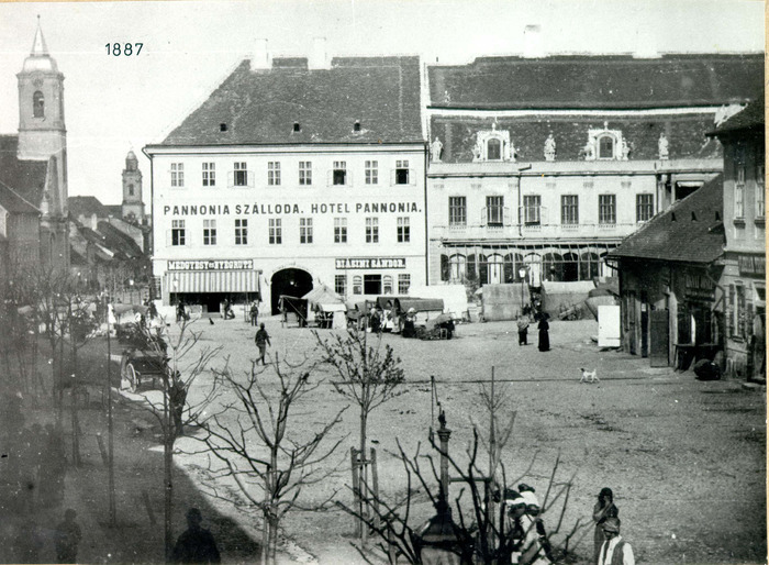 2841887-Piata Libertatii-latura de nord-est (in dreapta se vad cladirile ce inconjurau biserica) - clujul vechi