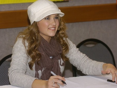 5 - club Emily Osment