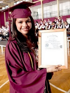Selena-Gomez-Diploma - Selena Gomez si-a luat diploma