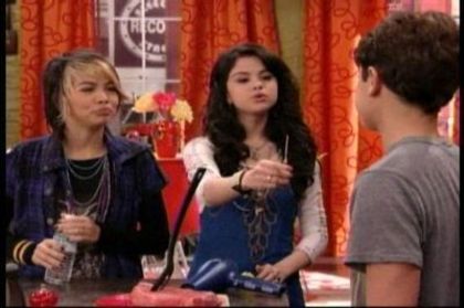Magicienii din waverly place (11)