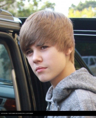  - 0_0 Justin leaves his hotel 0_0