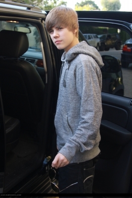  - 0_0 Justin leaves his hotel 0_0