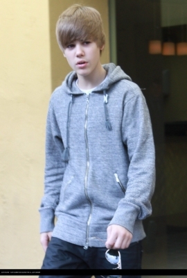  - 0_0 Justin leaves his hotel 0_0