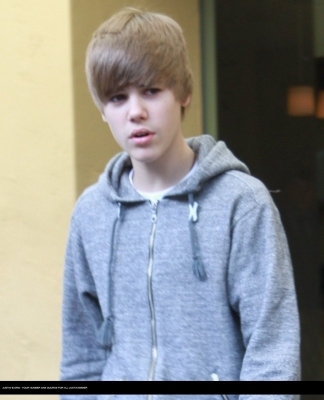  - 0_0 Justin leaves his hotel 0_0