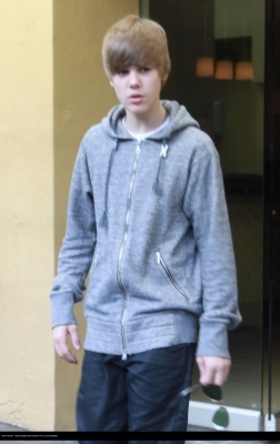  - 0_0 Justin leaves his hotel 0_0