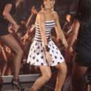 Rihanna_1231372526_4