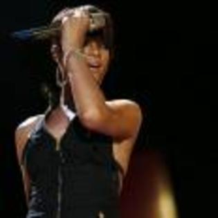 Rihanna_1231372550_4