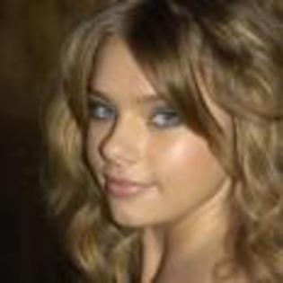 Indiana_Evans_1255021600_4 - Indiana Evans