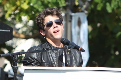 Jonas-Brothers-and-Friends-at-The-Grove-5-15-nick-jonas-12261476-512-340 - At the Groove 15-05
