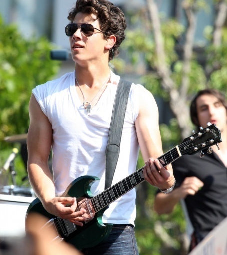 Jonas-Brothers-and-Friends-at-The-Grove-5-15-nick-jonas-12261479-455-512 - At the Groove 15-05