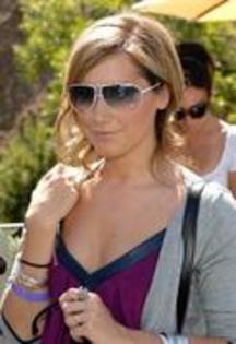 14995205 - poze rare cu ashley tisdale