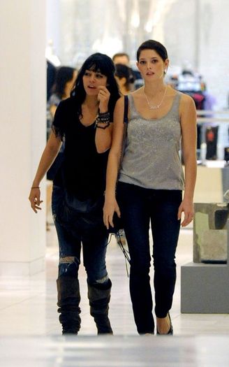 vanessa-hudgens-si-ashley-greene-sunt-prietene-si-merg-impreuna-la-shopping-in-vancouver - vanessa hudgens