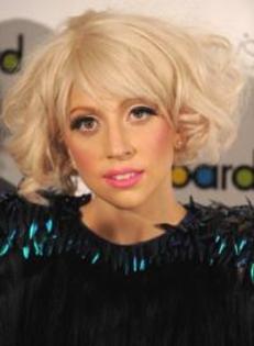 Lady-GaGa-1302040-552