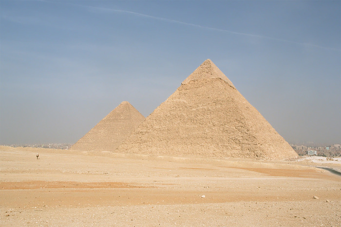 Cairo,_Gizeh,_Pyramids_of_Kephren_and_Khufu,_Egypt,_Oct_2004