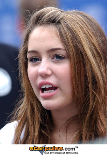 Miley Cyrus-ALO-069160