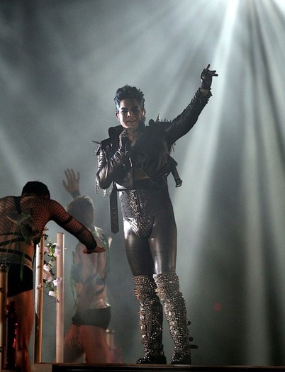 gallery_enlargedadamlambertcodpiececoncertphotos0307201002