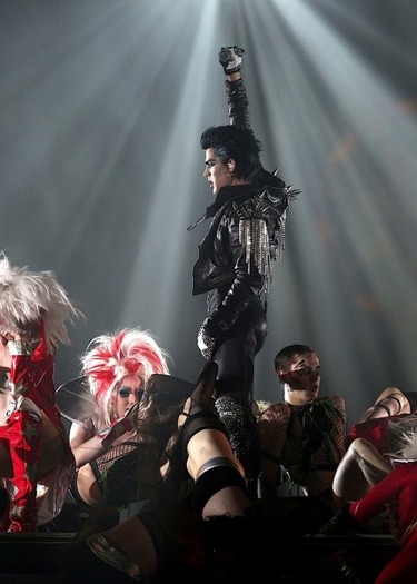 gallery_enlargedadamlambertcodpiececoncertphotos0307201003