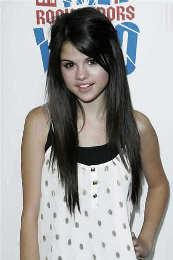 selena-gomez-long-brunette-layered-hairstyle-july-08
