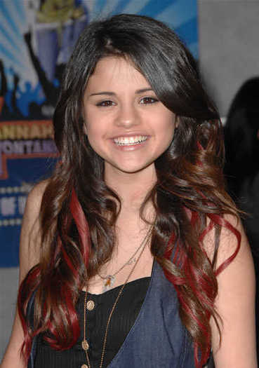 selena-gomez-long-brunette-hairstyle-with-extensions - Selena Gomez