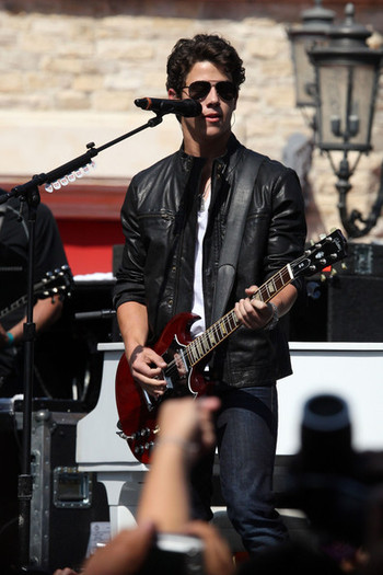 Nick+Jonas+brothers+perform+free+show+Grove+EvoYQGEyBl6l - Nick Jonas at The Grove in Los Angeles