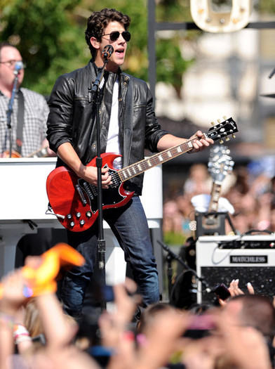 Jonas+Brothers+Friends+Perform+Grove+2tlIUqIyLytl - Jonas Brothers And Friends Perform At The Grove