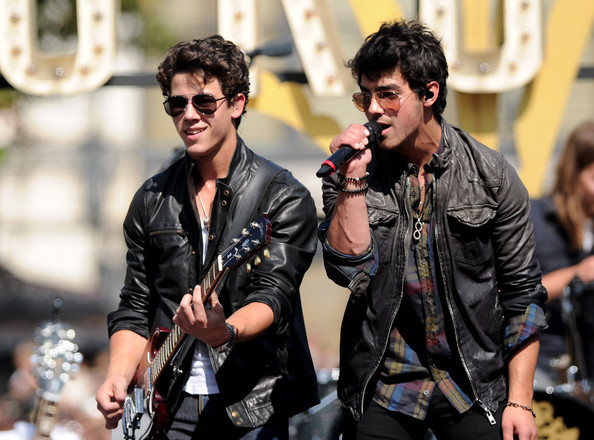 Jonas+Brothers+Friends+Perform+Grove+cn9vMTF9pG0l - Jonas Brothers And Friends Perform At The Grove