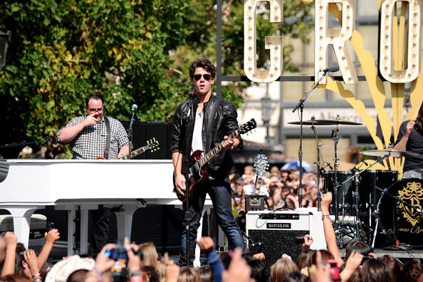 Jonas+Brothers+Friends+Perform+Grove+CYUNdUenYx3l - Jonas Brothers And Friends Perform At The Grove