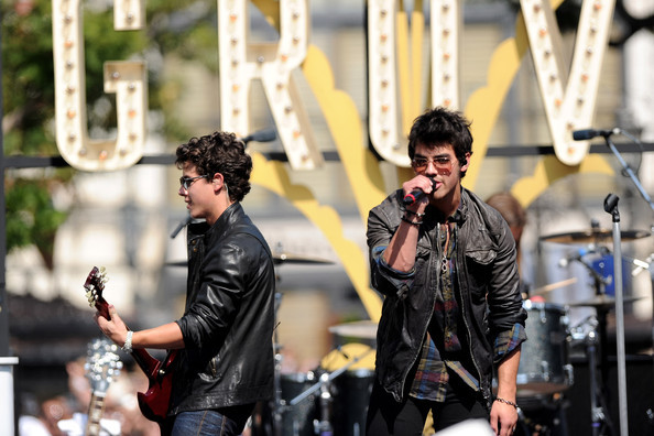 Jonas+Brothers+Friends+Perform+Grove+HRDT5yZEFikl - Jonas Brothers And Friends Perform At The Grove