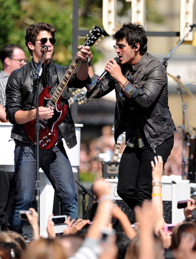 Jonas+Brothers+Friends+Perform+Grove+hRFA30Nr8yql - Jonas Brothers And Friends Perform At The Grove