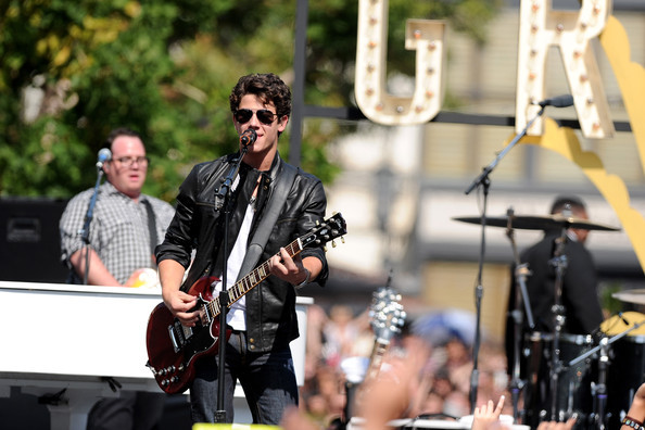 Jonas+Brothers+Friends+Perform+Grove+lxLKY0JiSfLl - Jonas Brothers And Friends Perform At The Grove