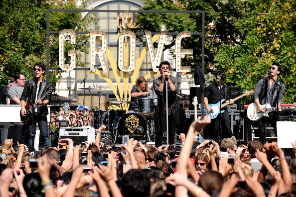 Jonas+Brothers+Friends+Perform+Grove+o3FCusQc9XAl - Jonas Brothers And Friends Perform At The Grove