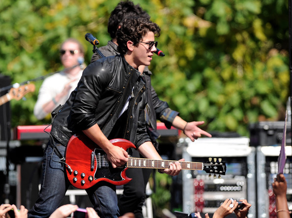 Jonas+Brothers+Friends+Perform+Grove+T-zMUEnFwdpl - Jonas Brothers And Friends Perform At The Grove