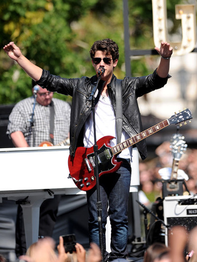 Jonas+Brothers+Friends+Perform+Grove+XSIjSTYkycQl - Jonas Brothers And Friends Perform At The Grove