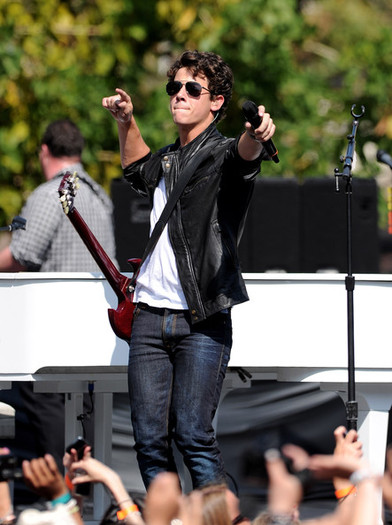 Jonas+Brothers+Friends+Perform+Grove+YlZ3PyyxEUBl - Jonas Brothers And Friends Perform At The Grove