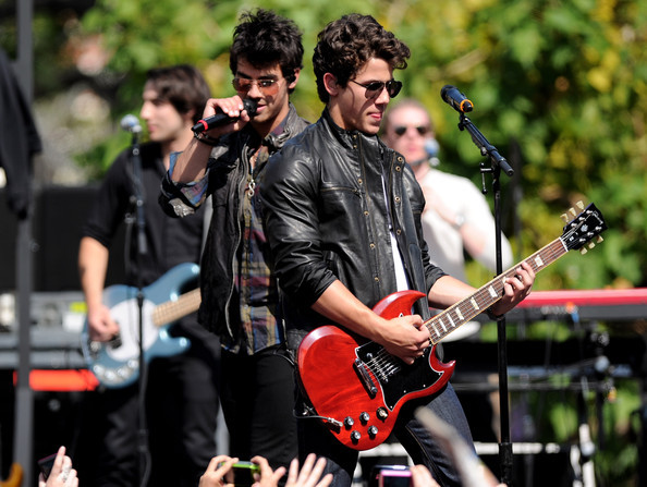 Jonas+Brothers+Friends+Perform+Grove+zv0zL696eCTl - Jonas Brothers And Friends Perform At The Grove