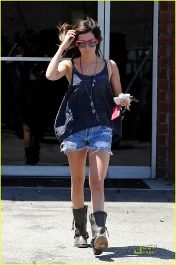 uv7ux - Ashley Tisdale