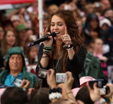 miley-cyrus-687740l-poza - Miley Cyrus Concert