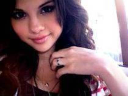 Locul 1:Selena Gomez - Top 10 cele mai frumoase actrite de la Disney Channel