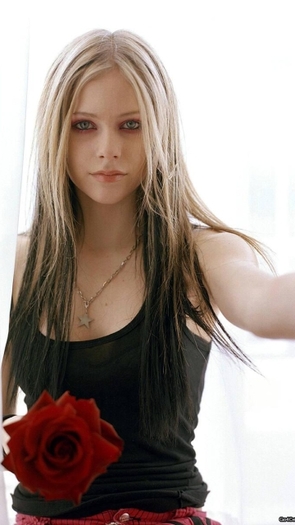 1242743871_avril-lavigne-10-rohangk - Avril