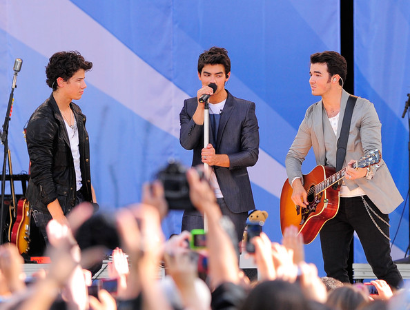 Jonas+Brothers+Demi+Lovato+Perform+ABC+Good+AuroX1rXhrtl