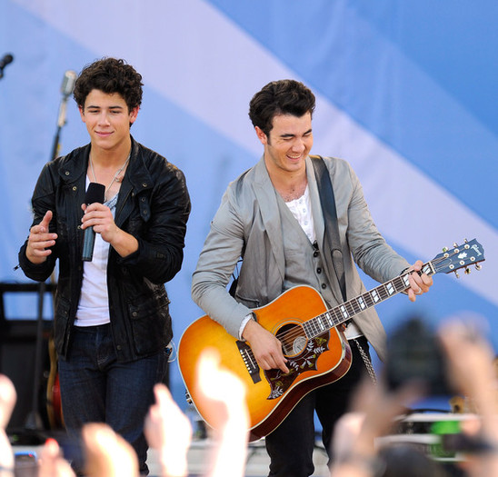 Jonas+Brothers+Demi+Lovato+Perform+ABC+Good+ECqJyK-Z1qrl