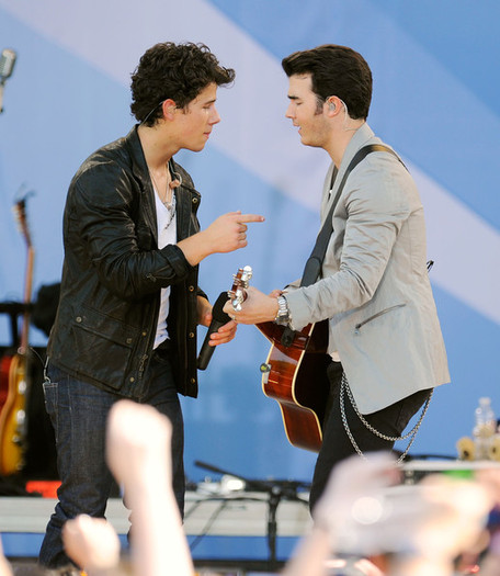 Jonas+Brothers+Demi+Lovato+Perform+ABC+Good+TyXaNIPl3v-l - The Jonas Brothers and Demi Lovato Perform On ABCs Good Morning America