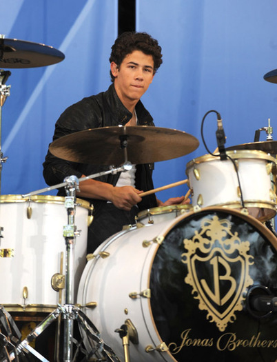 05-21-10-Good-Morning-America-nick-jonas-12376180-459-600