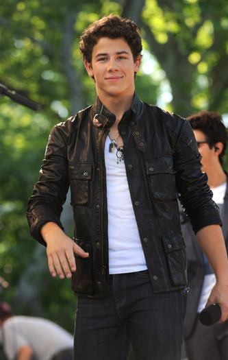 05-21-10-Good-Morning-America-nick-jonas-12376189-381-600