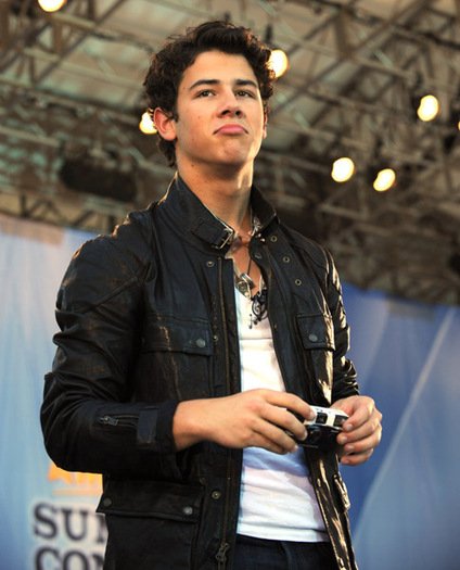 05-21-10-Good-Morning-America-nick-jonas-12376191-484-600