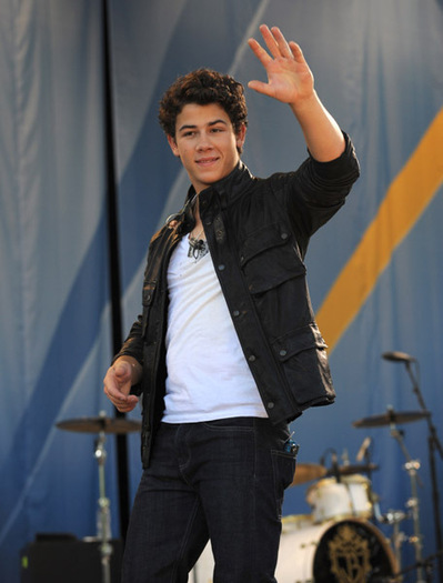 05-21-10-Good-Morning-America-nick-jonas-12376193-456-600 - Good Morning America 21-05-10