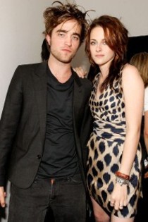  - Robert Pattinson si Kristen Stewart  petrecere pe plaja