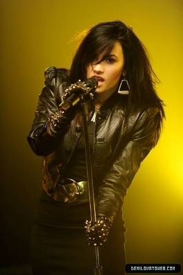 normal_demi-lovato-0126