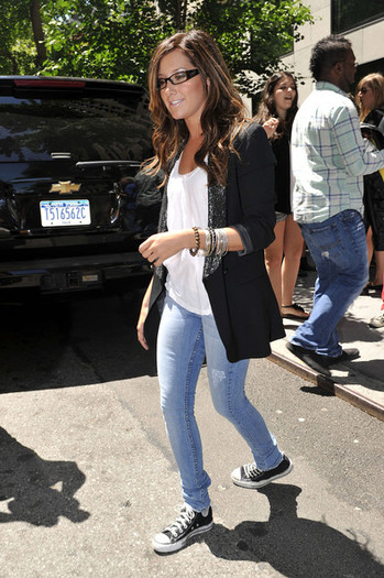 AnnaLynne+McCord+star+90210+smiles+arrives+iFjYUKxqTR0l - Ashley Tisdale