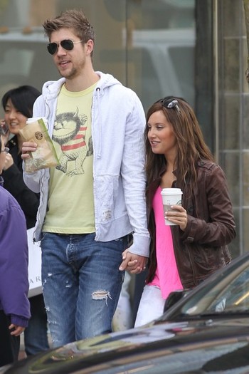 Ashley+and+Scott+ride+together+5kYz2P6yV1vl - Ashley Tisdale